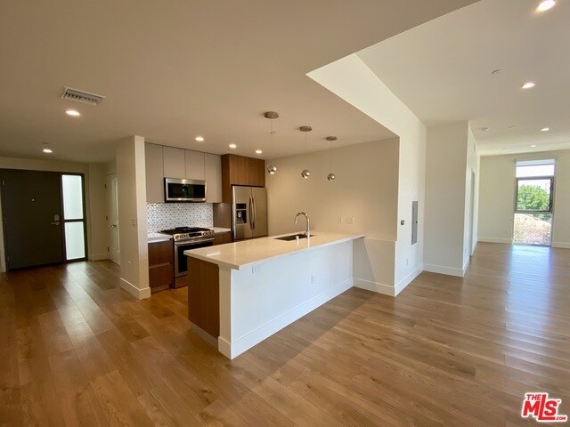 Foto del edificio - 8017 Norton Ave