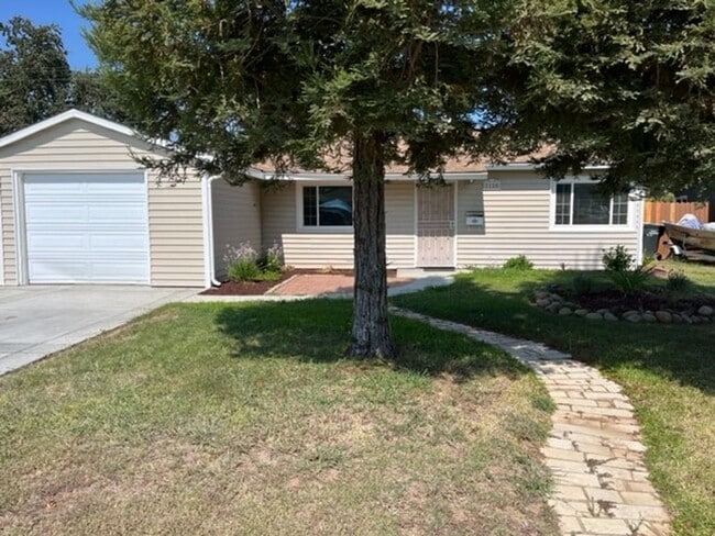 Building Photo - Spacious 2 bed 1bath home in the well desi...