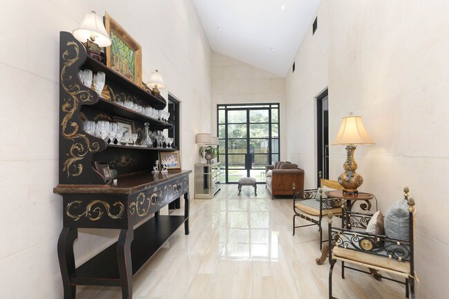 Foto del edificio - LUXURY 4-BEDROOM HOME IN ALAMO HEIGHTS