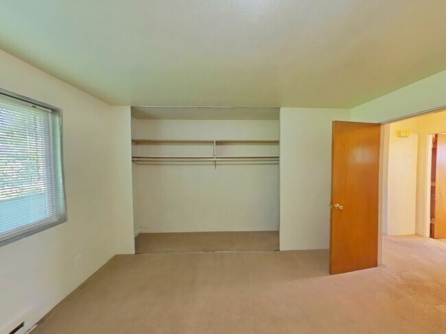 Building Photo - 2 Bedroom Apartment ~ Close to Campus ~ Ca...