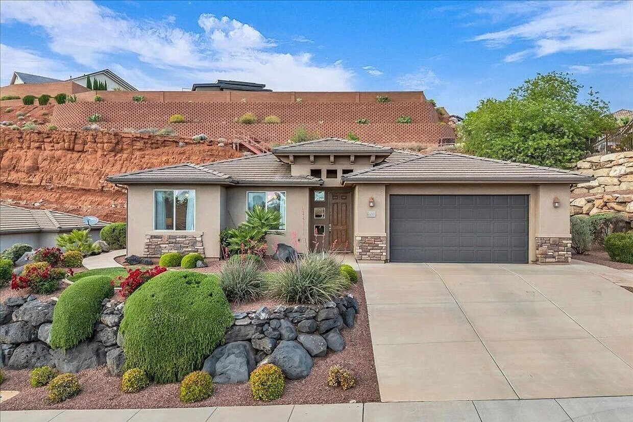 Primary Photo - Single Level 3 Bedroom Home with Red Rock ...