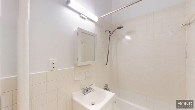 Building Photo - 318 E 89th St