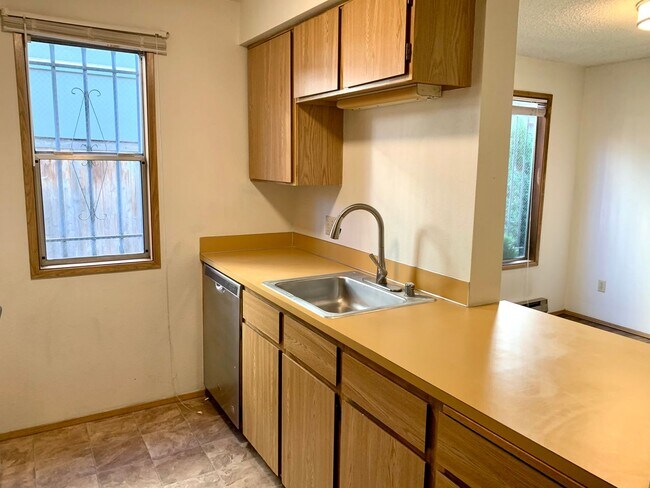 Foto del edificio - Spacious 2 Bedroom Condo - Located Near Seattle University