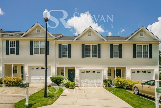 Foto del edificio - Everything you have been dreaming of is here. Lease today!