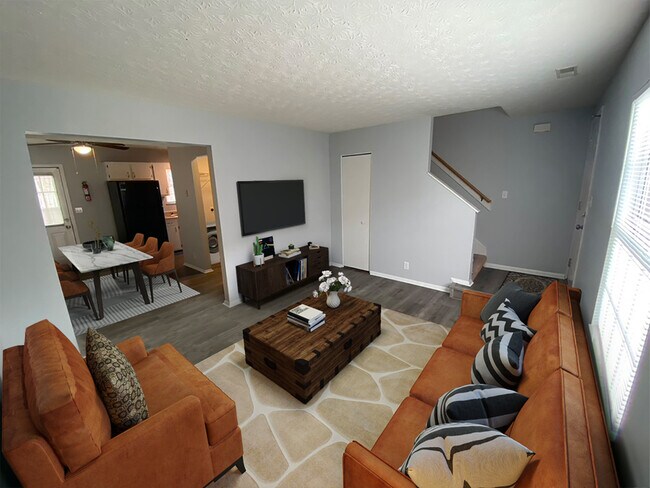 Plano de planta abierta con sala de estar y cocina. Escaleras que conducen a los dormitorios. - 337 Prairie Dr