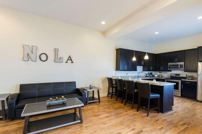 Building Photo - 201 Magazine St