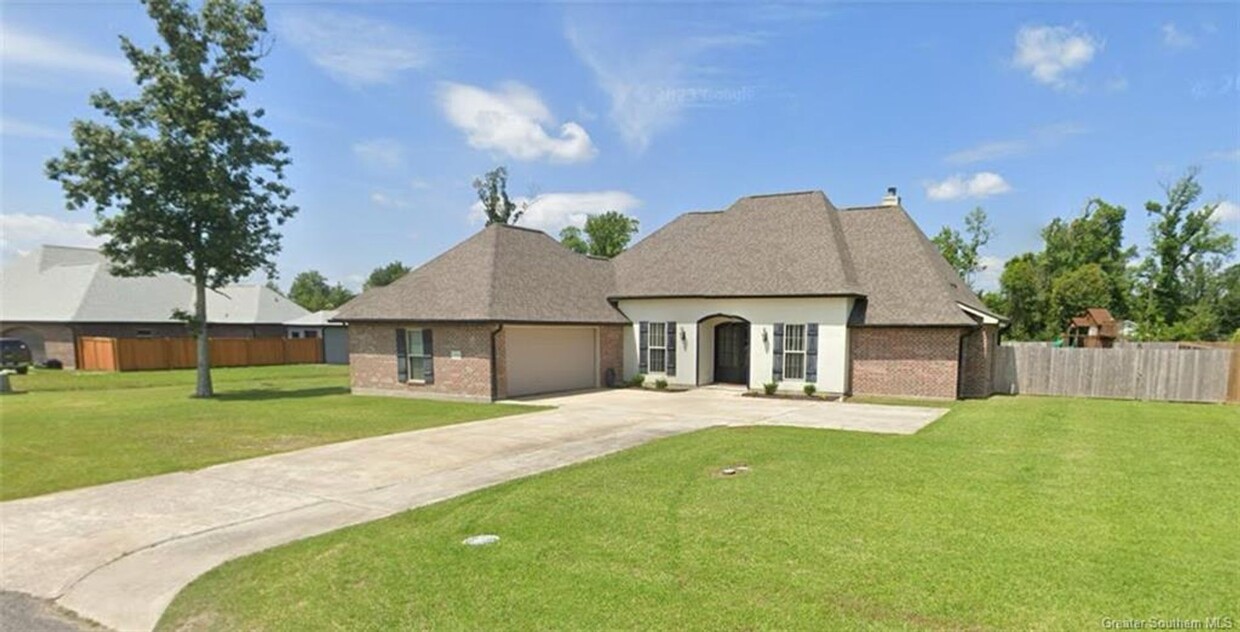 Foto principal - 4 Bedroom 3 Bathroom Home in Moss Bluff