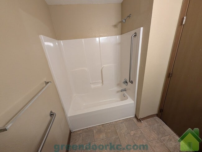 Foto del edificio - 905 Fall Meadow Ln