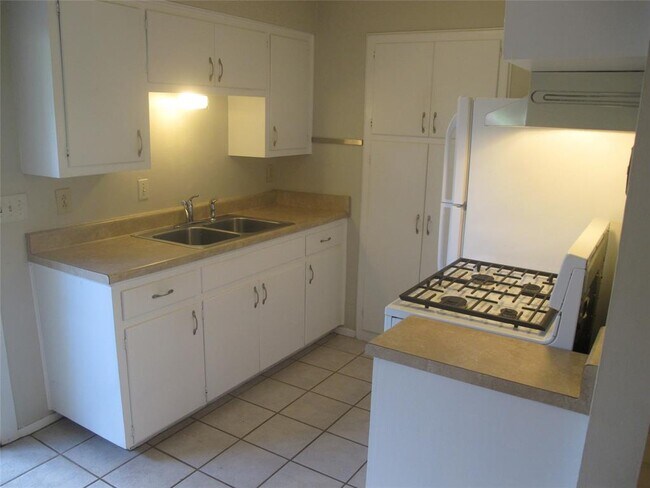 Building Photo - 8102 Exmoor Dr