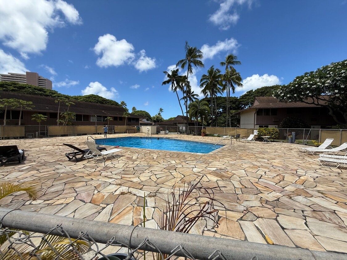 Foto principal - Updated Kahala Townhome – Pool, Parking & ...