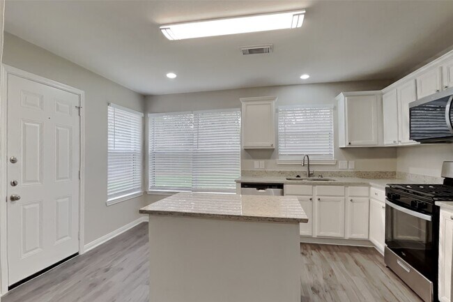 Foto del edificio - 21011 Carmel Valley Dr