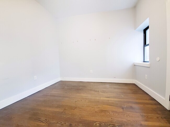 Building Photo - 414 Suydam St