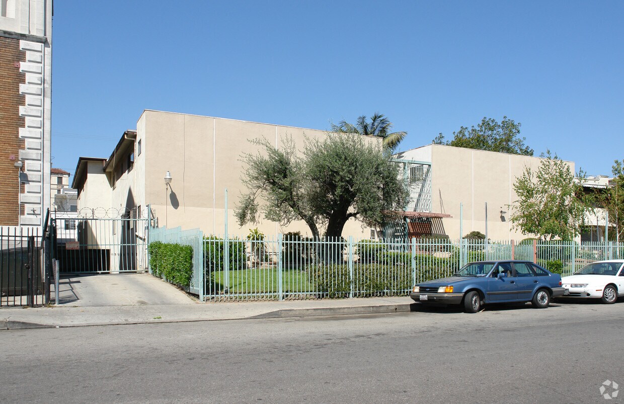 Foto principal - 241 S Alexandria Ave