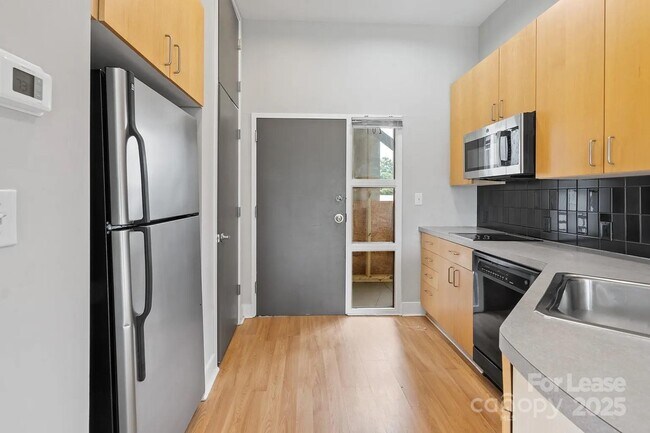 Foto del edificio - 514 W 10th St