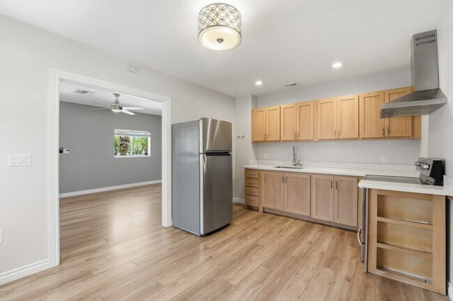 Building Photo - 1031 E Roosevelt St