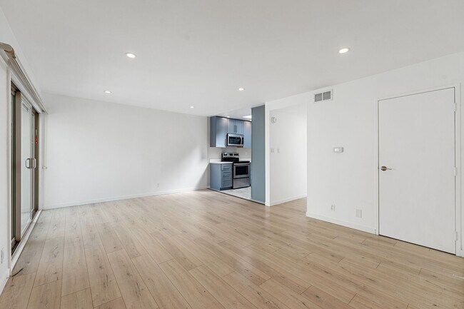 Foto del edificio - Modern 1BR/1BA Penthouse in Pacific Height...