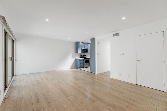 Building Photo - OPEN HOUSE: Sunday (10/5) 3:00pm-3:30pm Mo...