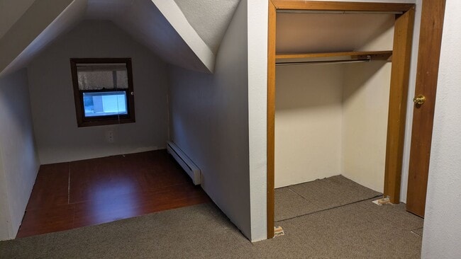 Building Photo - 2 Bedroom/1.25 bath house with large kitch...