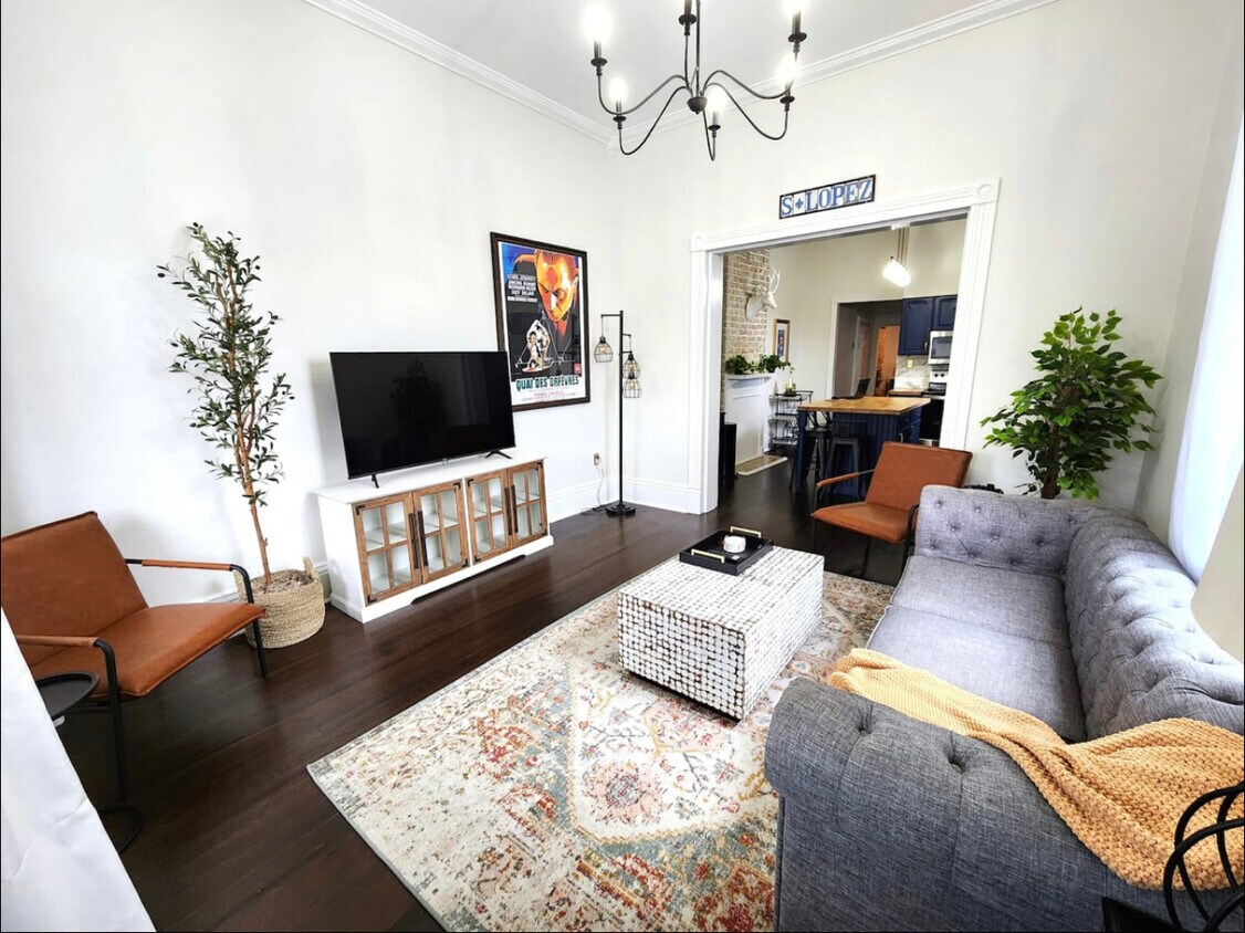 Primary Photo - 224 S Lopez St