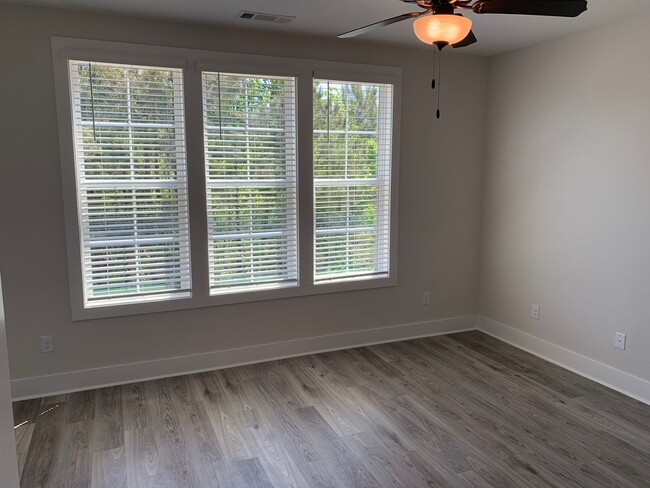 Building Photo - 868 Twin Forks Ave