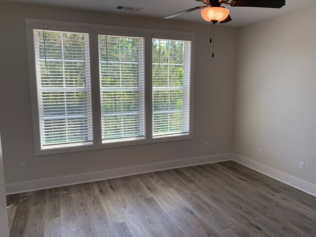 Foto del edificio - Twin Forks Townhomes