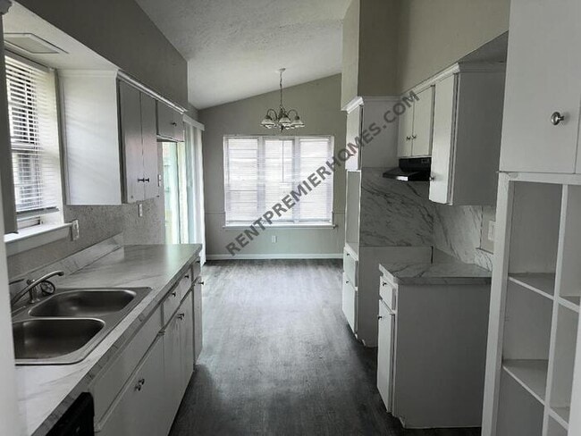 Foto del edificio - 4772 Shands Dr