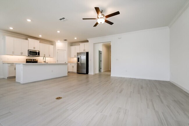 Building Photo - 14130 17th Ct E