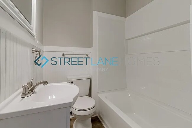 Building Photo - 1612 Fulton Ave SW