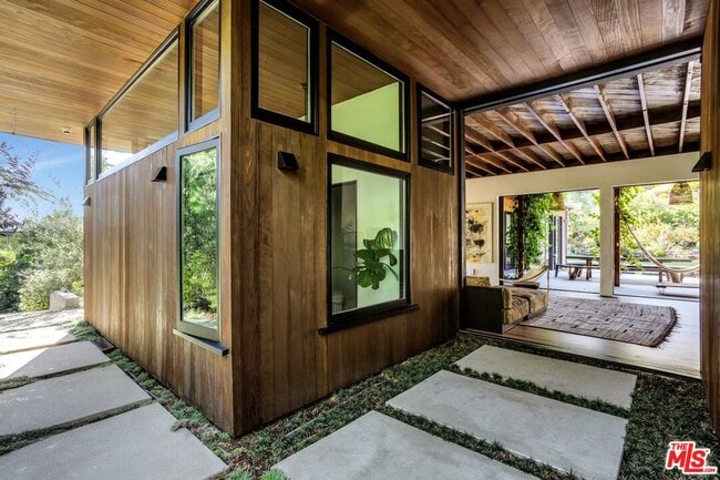 Building Photo - 5527 Green Oak Dr