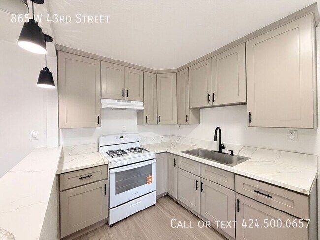 Foto del edificio - 865 W 43rd St