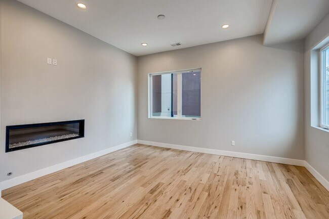 Foto del edificio - Evolve Real Estate: Gorgeous 4 Level End Unit  Available for Move-in on June 2nd!