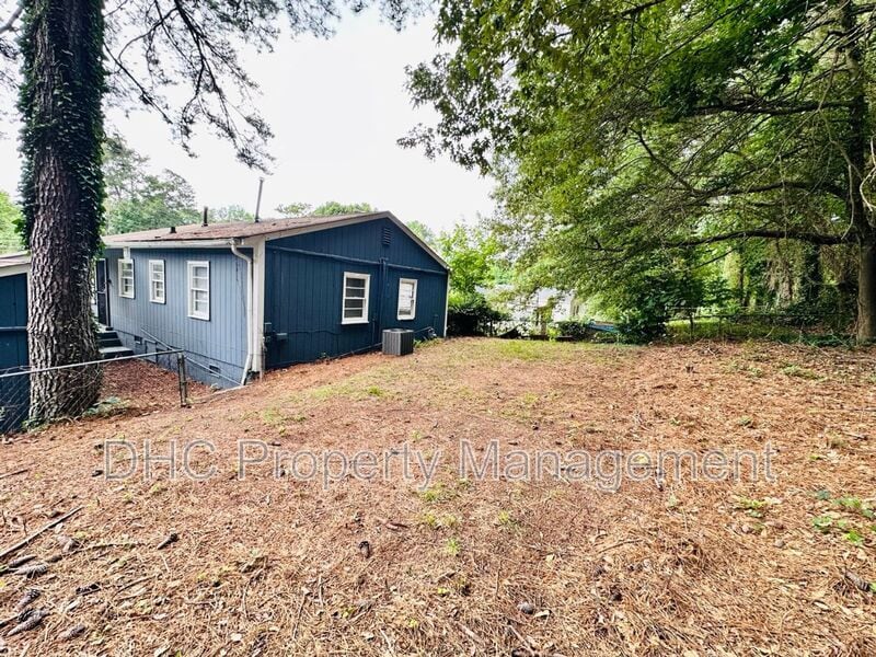 Building Photo - 2637 Santa Monica Dr NW
