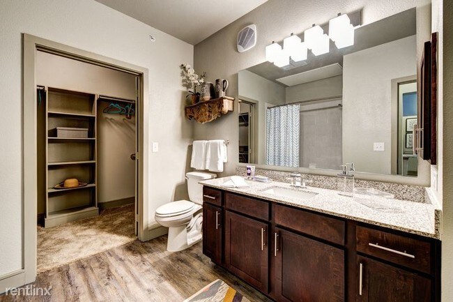 Building Photo - 6947 Oak Dr