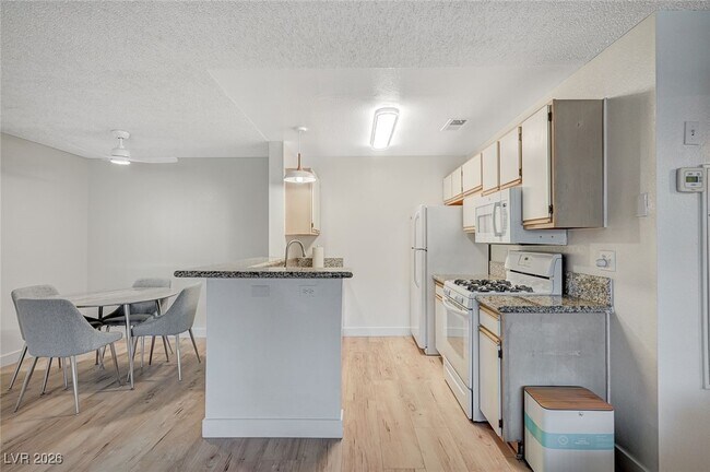 Foto del edificio - 2200 S Fort Apache Rd