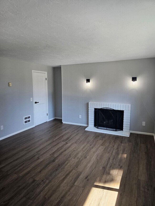 Building Photo - Amazing Location! Renovated 2Bed/1.5 Bath ...