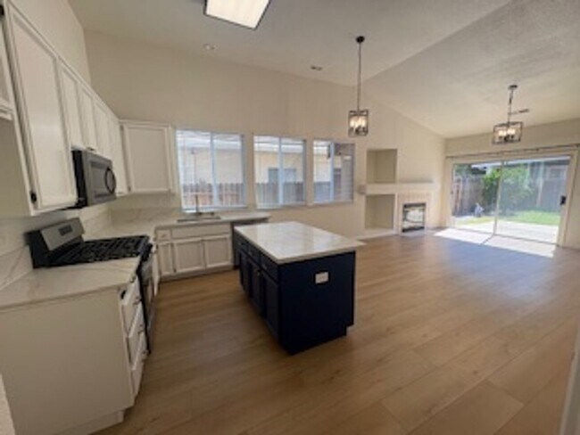 Building Photo - Stunning 3-bedroom, 2-bathroom home locate...