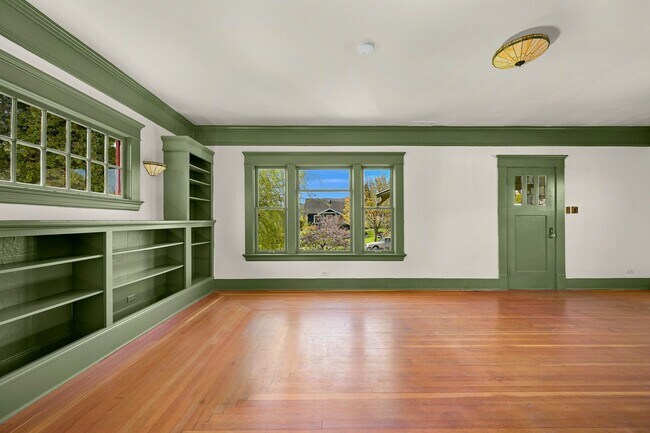 Building Photo - Charming, Warm, and Welcoming, Your Sunnyland Escape Awaits!