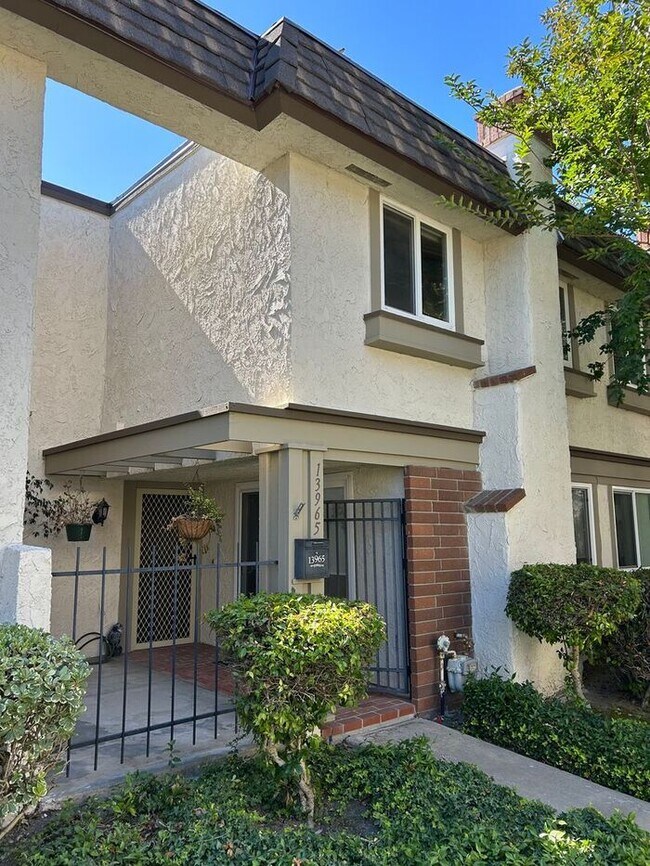Foto del edificio - FANTASTIC 3BD TOWNHOUSE FOR LEASE!