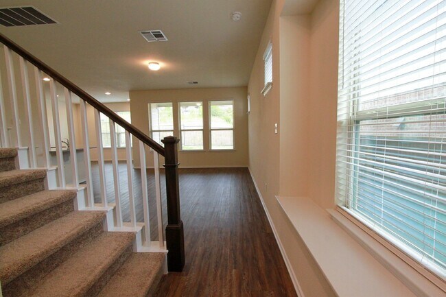 Foto del edificio - 3651 Sandy Brook Dr