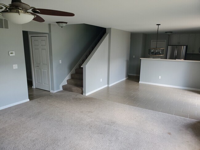 Building Photo - 8549 Hawthorn Hl