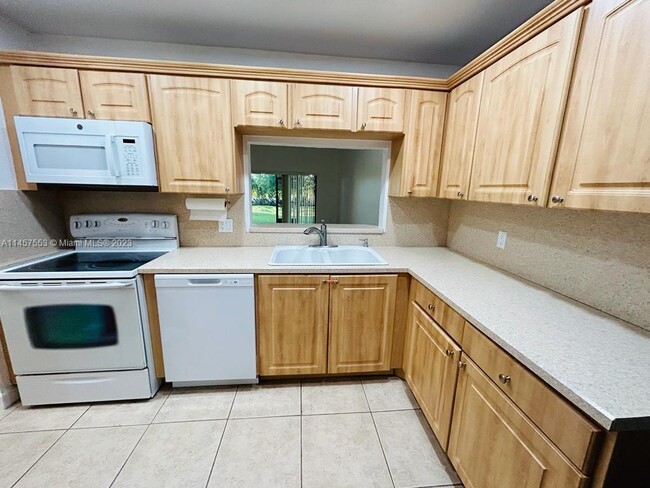 Building Photo - 611 Racquet Club Rd