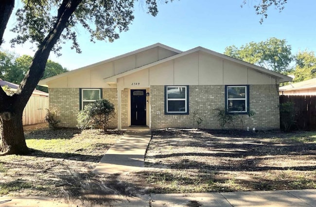 Building Photo - 2709 Clover Valley Dr