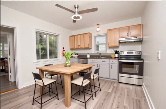 Foto del edificio - 2425 Amber St NE