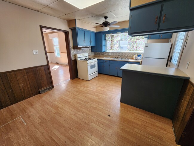 Building Photo - 305-307 E. Lutton