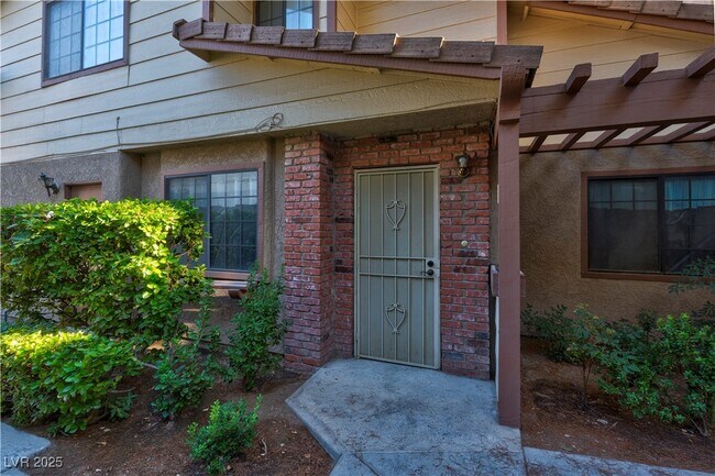 Foto del edificio - 3280 Dayflower St