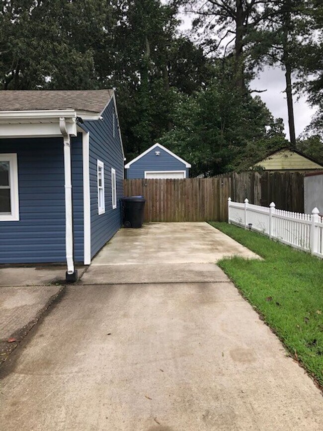 Building Photo - 3 BED / 2 BATH SINGLE FAMILY