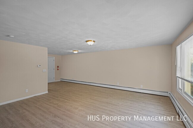 Building Photo - Newly Renovated Townhouse Style Unit