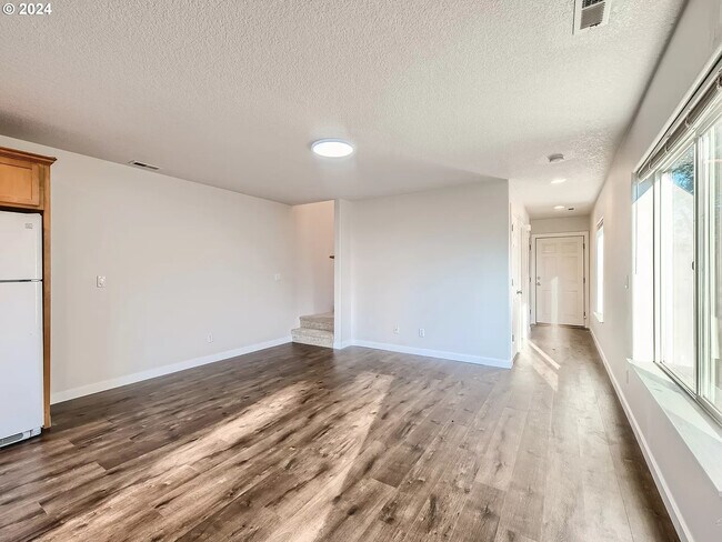 Entry Hall / Living Room - 489 S Knott St