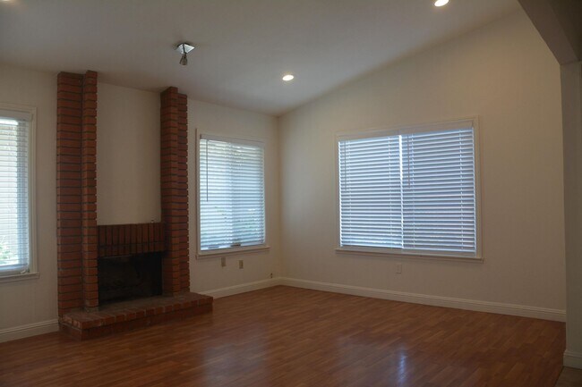 Foto del edificio - Sharp Pittsburg 3/2