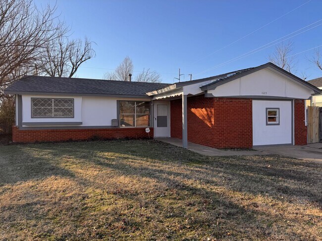 Building Photo - 4 Bed 1.5 Bath in Midwest City! Half off o...